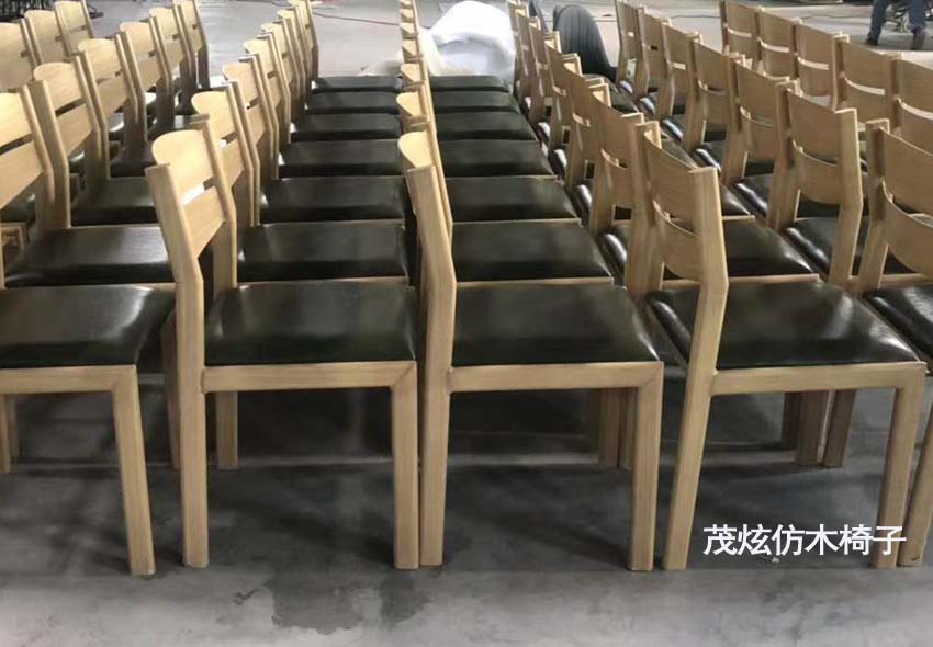 主题餐厅仿木餐椅子图片
