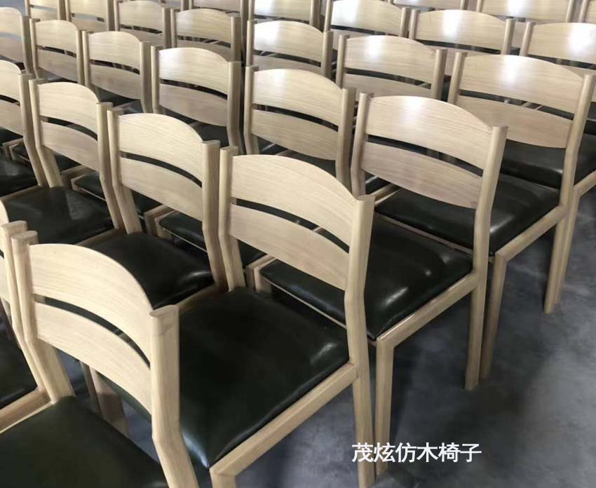 主题餐厅仿木餐椅子图片