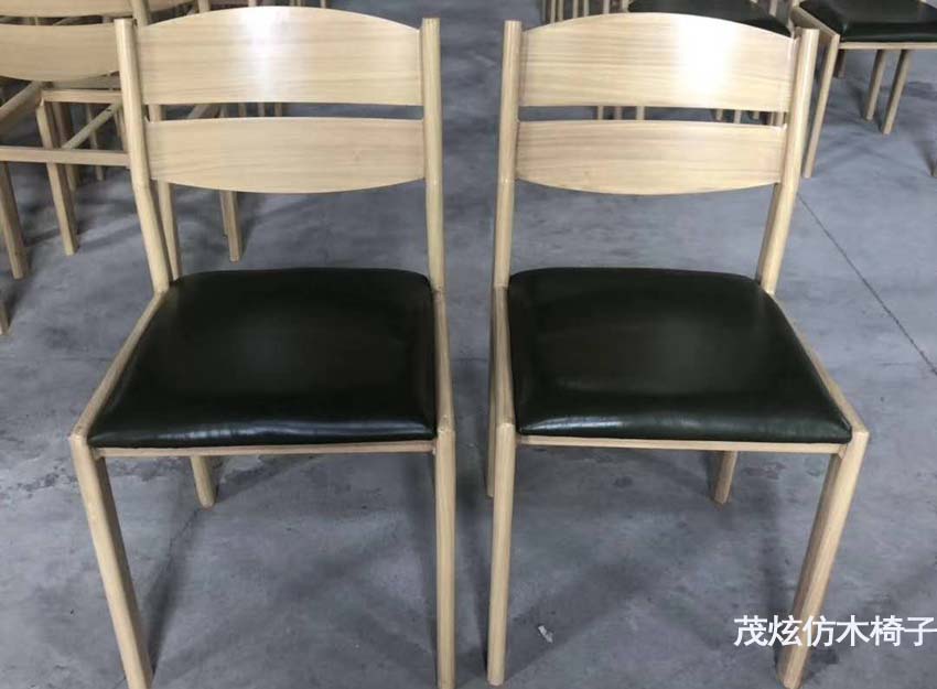 主题餐厅仿木餐椅子图片